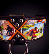 Nahaufnahme eines fertigen Bestia Custom-Halsbands: bedruckte Kunstwerk-Panels, orangefarbenes X-Kreuz und Naht, D-Ring aus Stahl