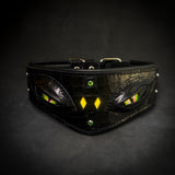 The Night Dragon Collar - 2つの緑のドラゴンの目、黄色いダイヤモンドのインレイ、緑のクリスタルをあしらった、ワイドなブラッククロコ型押し本革の犬用首輪、正面図