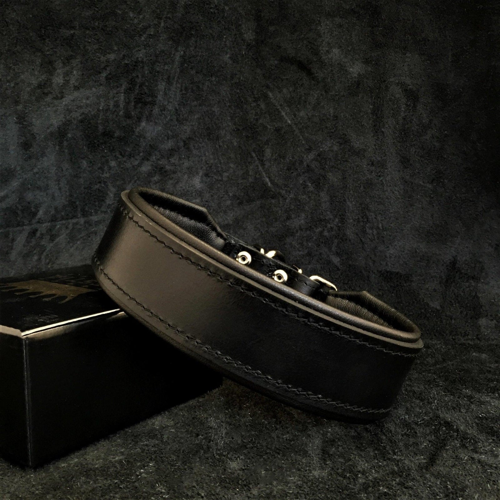 Genuine leather plain inch wide leather dog collar by Bestia